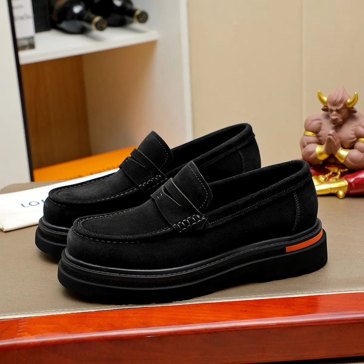 Men's shoes 💰660 💰 Louis Vuitton LV ® Autumn and Winter 🆕 models 🔛Full shoe counter First layer cowhide, 🐂Leather lined casual shoes for men, super soft outsole, essential for driving. Counter synchronization Original first layer cowhide Completely 1:1 mold customization 🌹Top version, 2 colors available! Number: 38-45 (37.46. Customized)